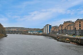 Riverview-2br-sleeps4-citycentre-parking-fastwifi
