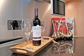 Riverview-2br-sleeps4-citycentre-parking-fastwifi