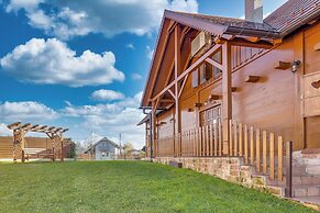 Rustic Cottage With Heated Pool