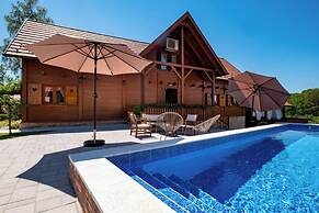 Rustic Cottage With Heated Pool