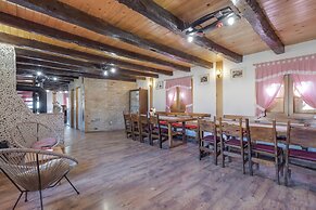 Rustic Cottage With Heated Pool