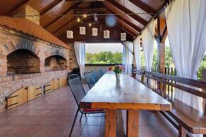 Rustic Cottage With Heated Pool