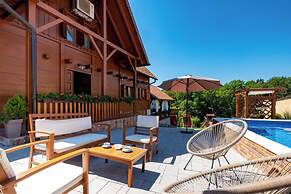 Rustic Cottage With Heated Pool