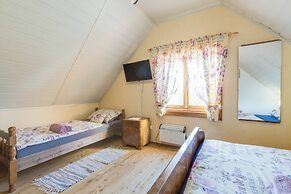 Rustic Cottage With Heated Pool