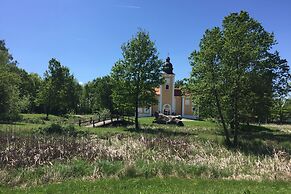 Rustic Cottage With Heated Pool