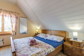 Rustic Cottage With Heated Pool