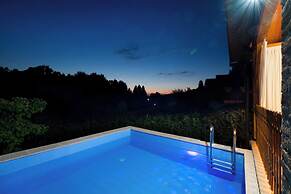 Rustic Cottage With Heated Pool