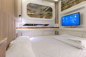 CAPS LOCK Future Hotel