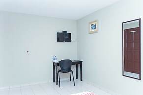 OYO 90338 Prima Saujana Budget Hotel