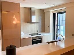 Stunning Fully Furnished 2 Bedroom in Paramount Prime Location Busines