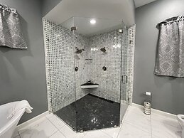 IAH SPHERIC Mini-mansion