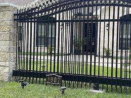 IAH SPHERIC Mini-mansion