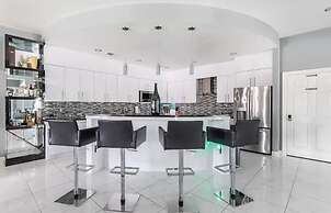 IAH SPHERIC Mini-mansion