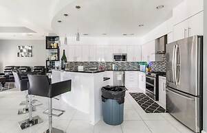 IAH SPHERIC Mini-mansion