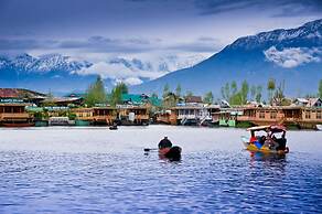 Kashmir Holiday Resort