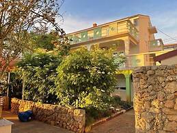 Green Apartment for 3