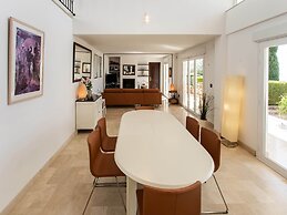 Villa in Granada With Sea Views & Pool