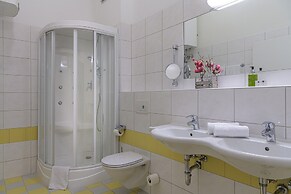 Beautiful Apartment in Viehhofen With hot tub