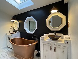 Black Tree Resort - The Lodge