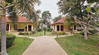 Beautiful Bungalow With Shared Outdoor Pool and 2 km From the Sandy Be