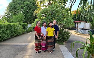 Beautiful Bungalow With Shared Outdoor Pool and 2 km From the Sandy Be