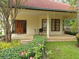 Beautiful Bungalow With Shared Outdoor Pool and 2 km From the Sandy Be