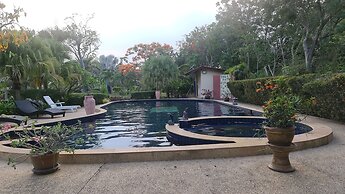 Beautiful Bungalow With Shared Outdoor Pool and 2 km From the Sandy Be