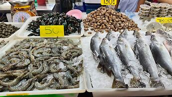 Beautiful Bungalow With Shared Outdoor Pool and 2 km From the Sandy Be