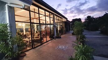 Beautiful Bungalow With Shared Outdoor Pool and 2 km From the Sandy Be