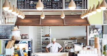 Stunning 80m2 Sea View Apartment, 1-min To Beach