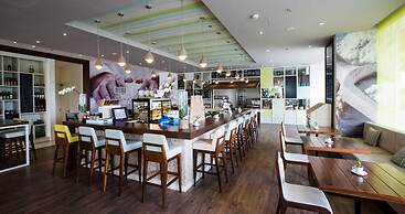 Stunning 80m2 Sea View Apartment, 1-min To Beach