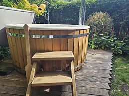 Atelier House With hot tub