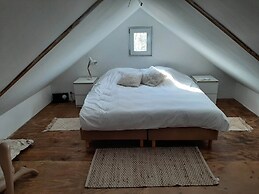 Unique Atelier House With Hottub Next to Pieterpad