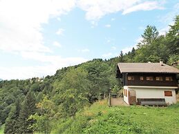 Belvilla by OYO Hilltop Chalet in Lamon With Views