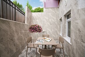 Seven Roses Apart Hotel