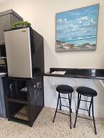 Tropical Breeze Escapes Couples Studio