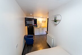 Large Studio 10 Minute Train Journey to the City!