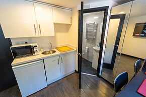 Large Studio 10 Minute Train Journey to the City!