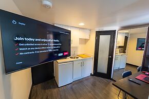 Large Studio 10 Minute Train Journey to the City!