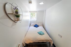 Large Studio 10 Minute Train Journey to the City!