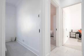 Stunning Top 2 Bed Flat Tilbury Central Location