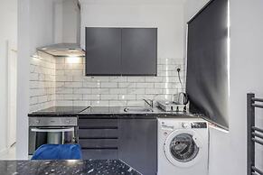 Stunning Top 2 Bed Flat Tilbury Central Location