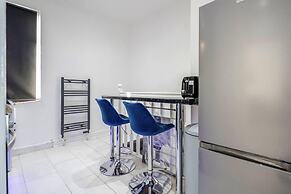 Stunning Top 2 Bed Flat Tilbury Central Location