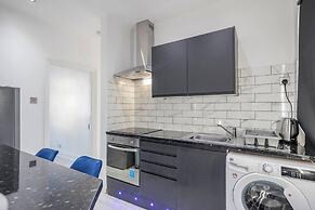 Stunning Top 2 Bed Flat Tilbury Central Location