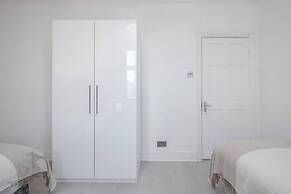 Stunning Top 2 Bed Flat Tilbury Central Location