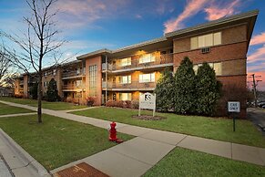 Posh 1BR Apartment in Arlington Heights