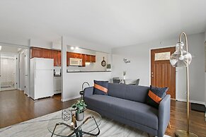 Posh 1BR Apartment in Arlington Heights