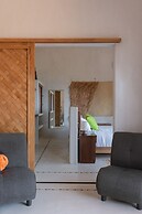Casa Roni by Xeno