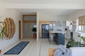 Casa Roni by Xeno