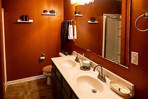 Amazin Lrg 3 Bed house w/ King bed